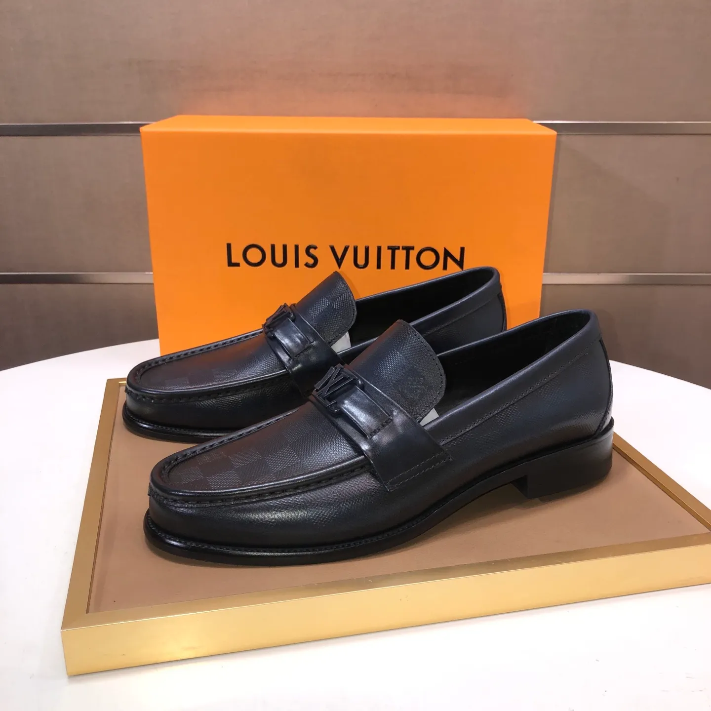 Men's men's shoes💰540💰[LV] (original single cowhide lining)🍀LV's latest genuine leather business suit shoes are available on the official website at the same time. The first-layer cowhide imported from Italy is made of heavy gold, and the official website has a 1:1 rubber outsole. Versatile to wear, high-end without losing class, and the color combination is extraordinary. This four-season style is alluring when worn on your feet, showing off your big-name flair. Standard code 38-45 (45 customized)